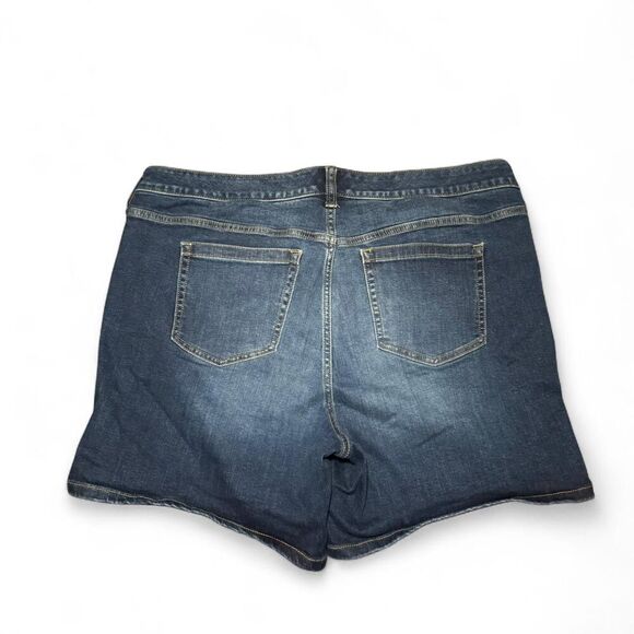 Torrid Women’s Denim Jean Shorts Size 18 Blue Stretch #FeelTheFit - Picture 2 of 6